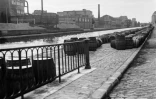 Des tonneaux vides stockés sur les quais du canal de l'Ourcq à Pantin en octobre 1944