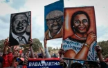 Des portraits peints du président kényan Uhuru Kenyatta (à gauche), du candidat à la présidence Raila Odinga (à droite), et de sa colistière, Martha Karua, lors d'un rassemblement de campagne à Murang'a, le 23 juillet 2022