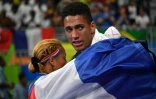 La boxeuse Estelle Mossely (g) est félicitée par son compagnon Tony Yoka, après son combat victorieux face à la Chinoise Yin Junha en finale des -60 kg aux JO de Rio, le 19 août 2016