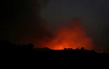 Photo prise le 4 août 2018 du feu de forêt qui s'est déclenché dans la chaîne de montagne de Monchique dans le sud du Portugal. 