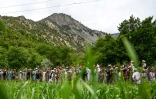 Des hommes kalash rassemblés dans un champ, le 16 mai 2019 à Bumburate, au Pakistan