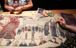 Dans un musée de Belfast, des brodeuses apportent la touche finale à une immense tapisserie conçue pour rendre hommage à la série "Game of Thrones", le 5 juillet 2019 en Irlande du Nord