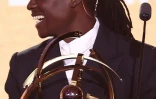 La joueuse malawite du Paris Saint Germain Tabitha Chawinga avec le trophée de meilleure joueuse de D1 de la saison le 13 mai 2024 à Paris