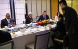 Le ministre chinois de la Défense Wei Fenghe (d) s'entretient avec Lloyd Austin (L), le ministre singapourien de la Défense Ng Eng Hen (2e g), serre la main du vice-Premier ministre australien Richard Marles, lors du Sommet Shangri-La Dialogue à Singapour le 11 juin 2022
