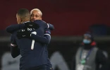 L'attaquant brésilien du Paris Saint-Germain, Neymar, partage sa joie avec le Français Kylian Mbappé, après avoir marqué son 2e but contre Basaksehir Istanbul, lors de leur match de Ligue des Champions, le 9 décembre 2020 au Parc des Princes