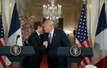 Emmanuel Macron et Donald Trump s'embrassent pendant leur conférence de presse commune mardi à la Masion Blanche, à Washington, le 24 avril 2018