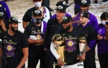 LeBron James, avec ses trophées de MVP et de champion NBA, après le sacre des Los Angeles Lakers, vainqueurs de Miami en finale (4 victoires à 2), le 11 octobre 2020 à la AdventHealth Arena à Lake Buena Vista, en Floride