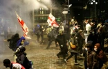 La police utilise des canons à eau pour disperser des manifestants de l'opposition à Tbilissi, le 4 octobre 2025 en Géorige
