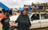 Une femme pleure devant une voiure chargée, alors que des déplacés palestiniens fuient Rafah, dans le sud de la bande de Gaza, en direction du centre du territoire, le 13 février 2024