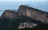 Vue sur la favelo Rocinha et la colline de Dois Irmaos depuis un chemin de randonnée, le 21 juillet 2019 à Rio de Janeiro, au Brésil