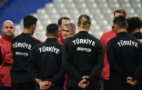 Le sélectionneur de l'équipe de Turquie Senol Günes (c) parle à ses joueurs lors d'une séance d'entraînement au Stade de France, le 13 octobre 2019