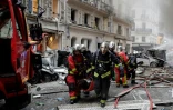 Des pompiers évacuent des blessés après une explosion rue de Trévise à Paris le 12 janvier 2018
