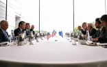 La ministre française des Armées Catherine Vautrin (D) et le secrétaire américain à la Défense Pete Hegseth (G) lors d'une réunion en marge des commémorations du débarquement en Normandie, le 6 juin 2026 à Colleville-sur-mer, dans le Calvados