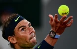 L'Espagnol Rafael Nadal au service face au Serbe Novak Djokovic, en demi-finale du tournoi de Roland-Garros, le 11 juin 2021 à Paris