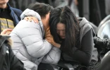 Des proches des victimes du crash de Jeju Air attendent à l'aéroport de Muan, en Corée du Sud, le 30 décembre 2024