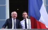 Le président français Emmanuel Macron (d) et le maire de Pau François Bayrou au balcon de l'hôtel de ville de Pau, le 6 juillet 2023