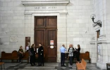 Le compagnon d'Agnès Lassalle, Stéphane Voirin, parle à des avocats au tribunal de Pau, le 21 avril 2026