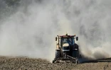 Un agriculteur laboure un champ à Vensat, dans le Puy-de-Dôme, le 3 août 2022