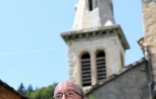 Le père Pierre Vignon devant l'église de Saint-Martin-du-Vercors