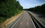 L'autoroute A6 fermée à la circulation en raison d'un feu de forêt dans la forêt de Fontainebleau, près d'Arbonne-la-Forêt, le 16 juillet 2026 en Seine-et-Marne