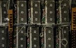 Des unités centrales d'ordinateur exécutant des algorithmes complexes permettant d'enregistrer une succession de transactions authentifiées et cryptées dans une fabrique de bitcoins, près de Reykjavik le 16 mars 2018
Son rôle? Exécuter des algorithmes complexes permettant d'enregistrer une succession de transactions authentifiées et cryptées