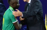 L'attaquant du Sénégal Sadio Mané (g) est réconforté par le président de la Fifa Gianni Infantino après la défaite contre l'Algérie en finale de la CAN, le 19 juillet 2019