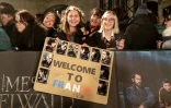 Des fans attendent l'arrivée des interprètes pour la première mondiale de "Les Crimes de Grindelwald" à Paris, le 8 novembre 2018