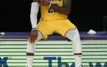 LeBron James patiente avant de retourner sur le terrain face aux Phoenix Suns, lors de la défaite (113-100) de son club à domicile dans le 6e match du 1er tour des playoffs NBA, synonyme d'élimination (4 victoires à 2), le 3 juin 2021 au Staples Center