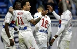 L'attaquant de Lyon Memphis Depay (g) félicité par son équipe pour son but lors de la réception d'Amiens le 14 avril 2018