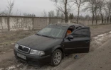 Le corps d'un homme tué, dans une voiture, après un bombardement à Kramatorsk, le 22 janvier 2024 en Ukraine