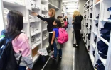 Distribution de vêtements à des enfants en situation de précarité d'une école élémentaire de Californie, le 8 février 2019 à Pacoima