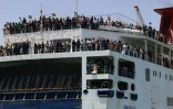 Un ferry en provenance de Port Soudan arrive à Jeddah, en Arabie saoudite, avec plus de 1.900 personnes à bord, le 29 avril 2023