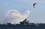 Le remorqueur de secours "Abeille Bretagne" rend hommage à Charlie Dalin, mardi au large de Concarneau.