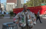 Le militant écologiste Rob Greenfield se promène avec des détritus qu'il à produit lui-même en un mois à New York, le 4 octobre 2016