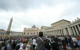 Des fidèles rassemblés place Saint-Pierre lors de la prière de l'Angélus du pape Léon XIV, au lendemain de son retour au Vatican après une intervention chirurgicale, le 18 octobre 2026