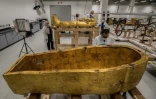 Des archéologues effectuent des restaurations sur le sarcophage en or de l'ancien pharaon égyptien Toutânkhamon au laboratoire de restauration du Grand Musée égyptien (GEM) à Gizeh, dans la banlieue sud-ouest du Caire, le 13 avril 2020 en Egypte