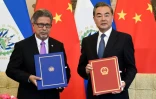 Les ministres des Affaires étrangères du Salvador Carlos Castaneda (à gauche) et de Chine Wang Yi à Pékin lors de l'établissement de relations diplomatiques entre les deux Etats, le 21 août 2018