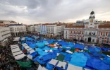 Des centaines de manifestants campent le 2 octobre 2026 sur la Puerta del Sol, en plein cœur de Madrid