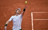 Le Britannique Andy Murray au service en demi-finale contre Richard Gasquet, le 1er juin 2016 à Roland-Garros