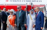 Photo publiée par l'Agence de presse du Qatar (QNA) du vice-Premier ministre et ministre d'État aux Affaires de la défense du Qatar, Cheikh Saud ben Abdulrahman al-Thani (2e d) recevant le président turc Recep Tayyip Erdogan, son épouse Emine Erdogan (g) et le ministre turc des Affaires étrangères Hakan Fidan (d) à leur arrivée à Doha avant un sommet arabo-islamique, le 15 septembre 2025