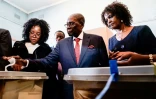 L'ancien président zimbabwéen Robert Mugabe entouré de sa fille Bona (G) et de sa femme Grace (D) vote dans une école à Harare, le 30 juillet 2018