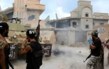 Des membres des forces du gouvernement libyen d'union nationale affrontent des positions ennemies le 28 août 2016, à Syrte