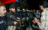 Des membres des forces de sécurité syriennes se déploient à l'entrée de Jaramana, dans la banlieue de Damas, le 2 mai 2025