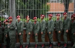 Des membres de la garde d'honneur attendent pour voter à Caracas, lors des élections pour élire députés et gouverneurs, le 25 mai 2025 au Venezuela