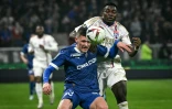Le défenseur marseillais Quentin Merlin (g) à la lutte avec le Lyonnais Ernest Nuamah, le 4 février 2024 à Décines-Charpieu   