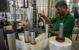 Mise en bouteille du vin le 18 juillet 2016 Ă Abu al-Matamir en Egypte