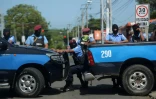 Des policiers en position autour d'une église où des étudiants s'étaient réfugiés, assiégés par les forces progouvernementales, le 14 juillet 2018 à Managua, au Nicaragua