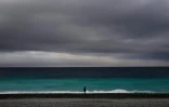 Au bord de la mer Méditerranée à Nice, le 12 mai 2020