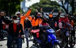 Manifestation de livreurs à Buenos Aires, le 8 mai 2020, pour demander de meilleures conditions de travail et des équipements de protection contre le coronavirus