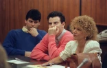 Erik Menendez (c) et son frère Lyle (g), devant un tribunal à Beverly Hills, le 12 août 1991